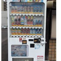 こまさ　　KIRIN 自動販売機屋外用　8本仕様 空港開港100年仕様のKIRIN自動販売機｜新千歳空港開港100年記念